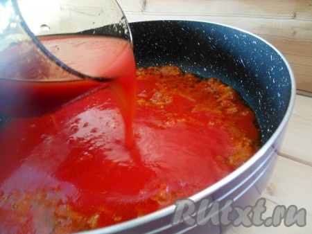 Добавьте томатный сок, соль и сахар по вкусу, перемешайте, томатная подлива готова.
