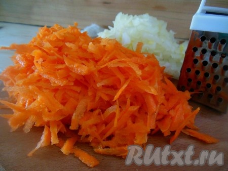 Очистите овощи. Морковь натрите на крупной тёрке, лук нарежьте мелкими кубиками.
