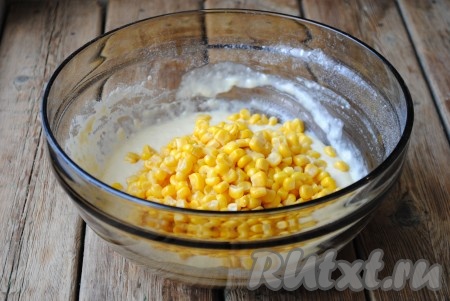 С консервированной кукурузы слить жидкость (она нам больше не понадобится). Кукурузу добавить в тесто для оладий, перемешать. 
