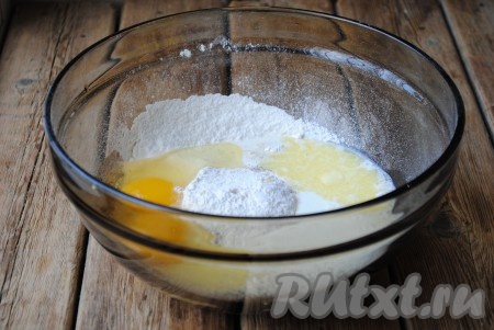 Растопленное и охлаждённое сливочное масло вместе с молоком влить в миску с мукой и яйцами. 