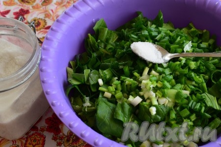 Соединяем редис, огурцы, зелень, солим салат и перемешиваем.
