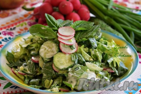 Выкладываем сочный, вкусный, полезный салат из огурцов и редиса в салатник и подаем к обеду! 