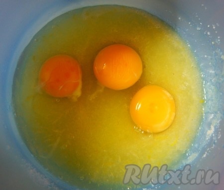 Добавить яйца, взбить полученную смесь венчиком.