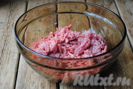Мякоть свинины вымыть, обсушить, нарезать на небольшие кусочки и пропустить через мясорубку. 