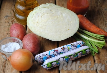 Ингредиенты для приготовления капусты, тушеной с картошкой и сосисками
