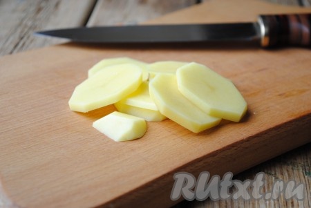 Картофель очистить, вымыть и нарезать кружочками (как на фото). 
