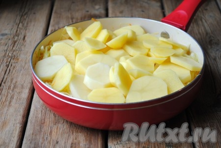 Картофель добавить в сковороду к капусте. 