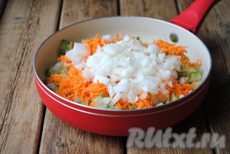 Лук и морковь очистить и вымыть. Лук нарезать кубиками, морковь натереть на средней терке. Вслед за кабачками отправьте в сковороду лук и морковь. 
