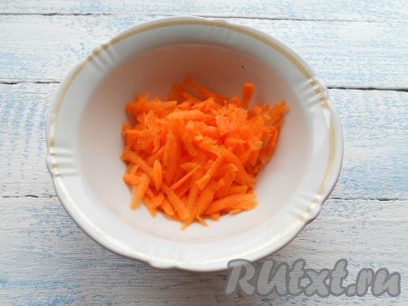 Очищенную морковь натереть на крупной терке.
