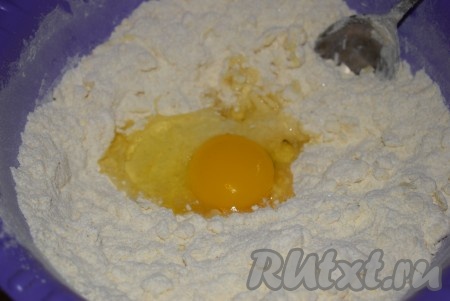 В получившуюся крошу вбиваем яйцо и вливаем 2 столовые ложки молока, замешиваем тесто.

