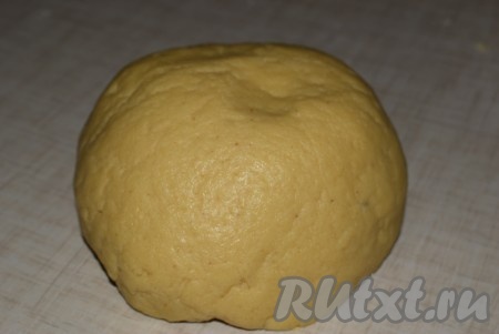 Тесто хорошо скатывается в шар, оно должно получиться однородным и плотным по консистенции. Заворачиваем песочное тесто в пленку и кладем в холодильник на 20 минут.
