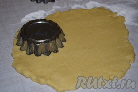 Достаем остывшее тесто и раскатываем его в пласт толщиной 7-8 мм. Вырезаем формочкой для кексов коржики.
