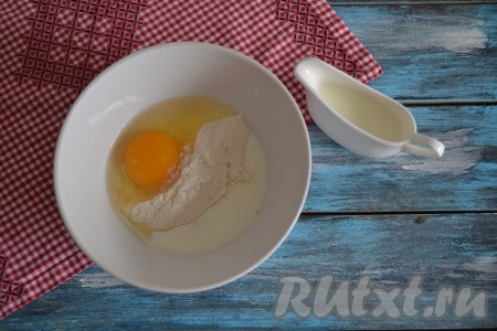 Приготовить кляр: в миске соединить яйцо, молоко, щепотку соли и муку. 