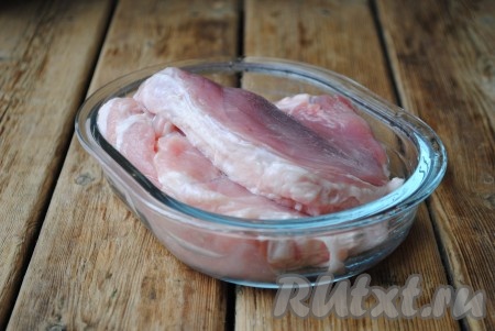 Свинину вымыть, обсушить и нарезать на порционные кусочки толщиной, примерно, 3 см.