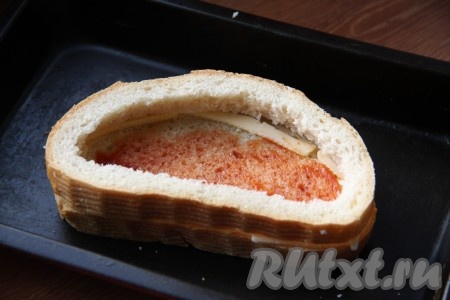 На целый хлеб ставим второй кусочек хлеба без мякиша.
