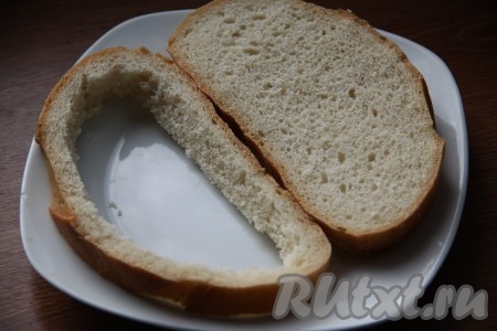 На каждый бутерброд берем по 2 ломтика хлеба. Из одного из ломтиков вырезаем серединку.