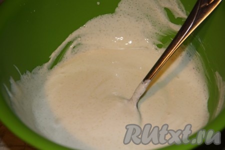 Для приготовления крема нужно взбить сметану с сахаром.
