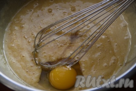 В остывшую смесь добавить яйца и взбить венчиком.
