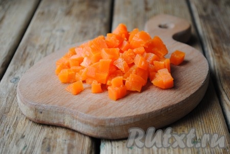Очищенную морковь также нарезать кубиками. 
