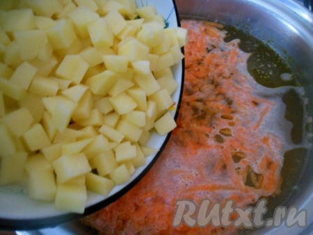 Через 2-3 минуты после начала варки моркови, добавьте картофель, посолите по вкусу. Варите суп до готовности картошки (в течение 15-20 минут).
