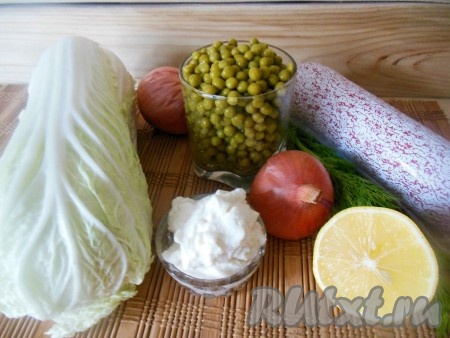 Вот из таких продуктов готовится салат из капусты и копченой колбасы
