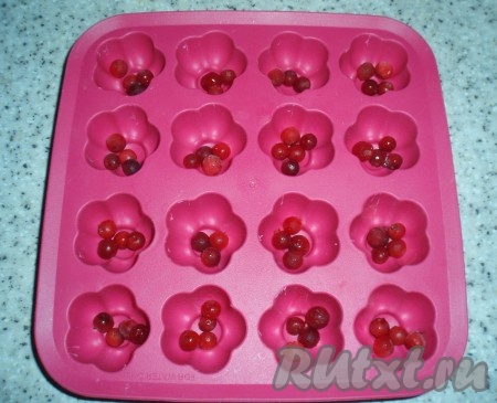 В формочки разложить ягоды (у меня замороженная брусника). Можно приготовить конфеты и без ягод, но с ними конфеты выигрывают и во вкусе, и по внешнему виду.