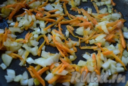 Обжариваем лук с морковью на растительном масле, помешивая, на слабом огне до мягкости овощей.
