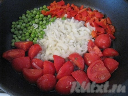 На чуть разогретую сковороду с растительным маслом положить порезанные овощи - лук, горошек, помидоры и перец и обжарить их слегка в разных частях сковороды.