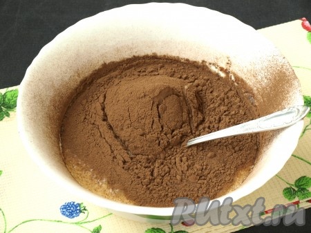Просеять в получившееся тесто какао-порошок (если будете готовить с "Несквик", то его нужно взять в 2 раза больше).
