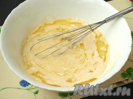 Яйца взбить с сахаром и ванильным сахаром, добавить сметану и растительное масло. Масло нужно брать только рафинированное. Хорошо размешать массу венчиком.
