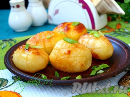 Румяный и хрустящий картофель, запеченный в духовке по этому рецепту, лучше подать к столу в горячем виде. Такая "отмороженная" картошка станет отличным гарниром ко многим блюдам.
