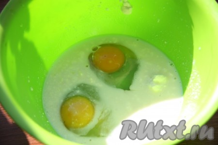 Для приготовления блинного теста взбить яйца со сметаной и растительным маслом.
