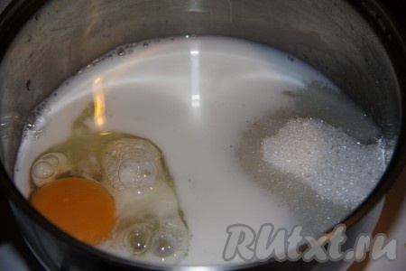 Для приготовления крема "Шарлотт" в кастрюльке смешать сахар, молоко и яйцо, поставить на огонь.
