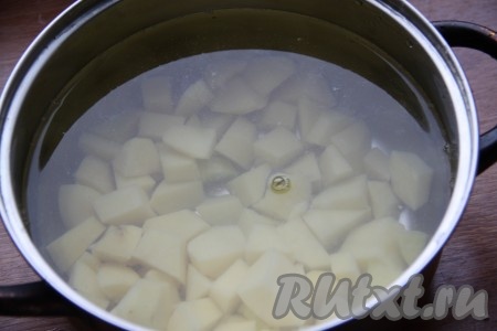 Картофель очистить, нарезать кубиками, залить водой, поставить на огонь, довести до кипения, а затем варить на небольшом огне до готовности (на это понадобится, в зависимости от сорта картошки, 15-20 минут).