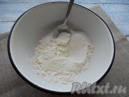 7 столовых ложек муки просеять, добавить сухое молоко, соль, сахар, ванильный сахар и разрыхлитель, перемешать.
