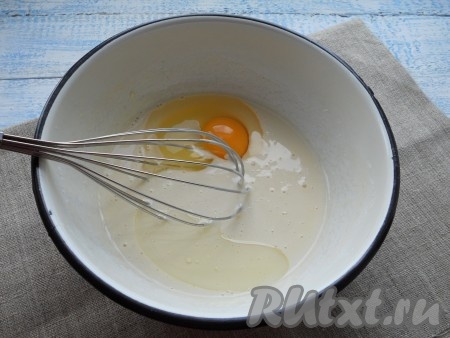 Затем добавить в смесь сырое яйцо и 1 столовую ложку растительного масла, перемешать.
