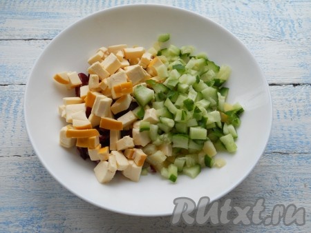Добавить в салат к картофелю и копченой колбасе нарезанные кубиками свежий огурец и колбасный копченый сыр.
