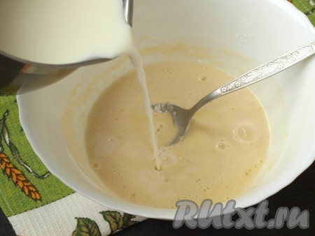 Молоко подогреть и влить в миску тонкой струйкой, хорошо перемешивая.
