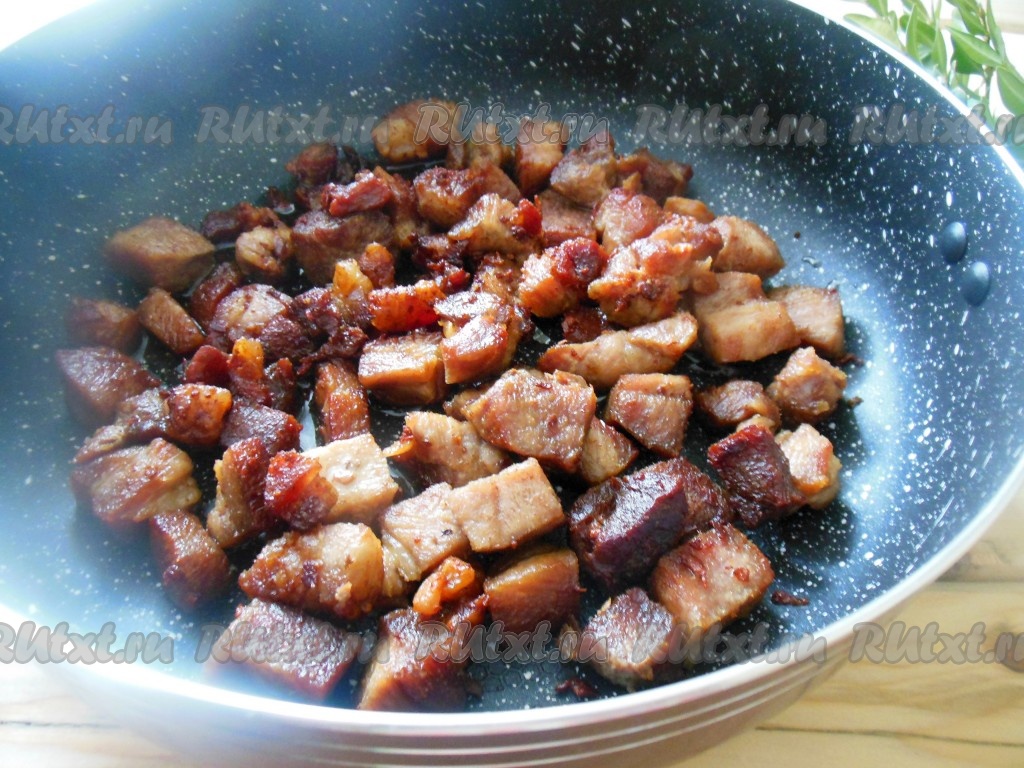 Свинина жареная с фиолетовым луком. Как пожарить свинину с картошкой на сковороде