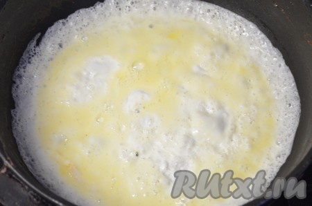 Для приготовления яичного блинчика взбить 1 яйцо с солью, вылить на хорошо разогретую сковороду, слегка смазанную маслом.
