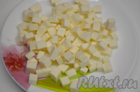 Сыр нарезать маленькими кубиками (я использовала достаточно твёрдый плавленный сыр).
