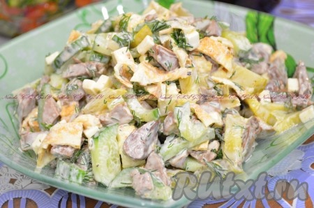 Выложить салат с куриной печенью и огурцами в салатник и можно подавать к столу. Очень вкусно, попробуйте приготовить и вы!
