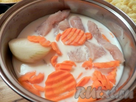 Филе рыбы вымыть, нарезать на кусочки, положить в кастрюлю с луковицей и нарезанной морковью, залить молоком, немного посолить и варить в течение 10-15 минут.
