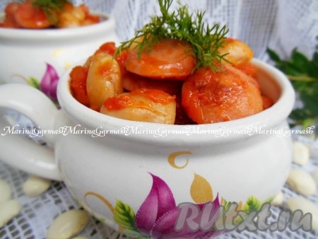 Фасоль с сосисками в томатном соусе готова, можно подавать к столу.
