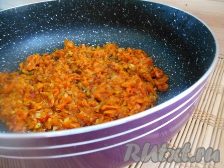 Обжарьте на сковороде лук и морковь на растительном масле до золотистого цвета, иногда помешивая.
