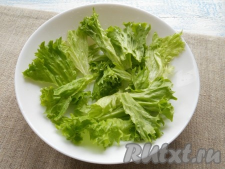 На блюдо выложить листья салата.