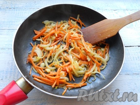 Обжарить лук с морковью на оставшемся масле на сковороде около 4 минут, помешивая. Овощи должны обмякнуть, но сохранить свою хрусткость.
