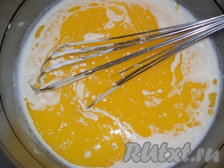 Добавить сметану в яичную смесь. Затем влить остывшее масло, перемешать до однородности.
