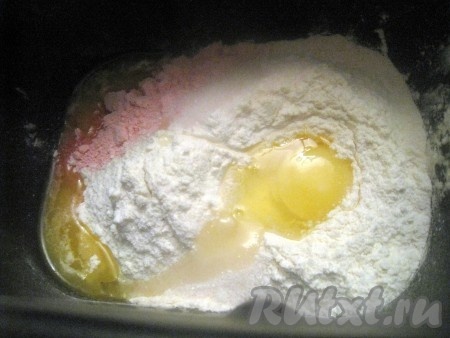 Тесто для этого печенья можно замесить вручную, а можно доверить этот процесс хлебопечке. Для того чтобы замесить тесто вручную, нужно в одной ёмкости соединить муку, сахар, соль, кисель, перемешать. В другой миске соединить не горячее растопленное сливочное масло (или маргарин) и яйцо, перемешать, добавить соду, погашенную уксусом (или лимонным соком), снова перемешать и вылить в смесь муки и киселя, замесить эластичное тесто, приятное в работе. Для того чтобы замесить тесто в хлебопечке, нужно в ведёрко хлебопечки вылить растопленное не горячее сливочное масло (или маргарин), затем добавить муку, сахар, соль, кисель, яйцо, соду, предварительно погашенную уксусом (или лимонным соком), закрыть крышку хлебопечки и выставить режим "Замешивание пресного теста".
