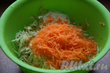 Очищенную морковь натереть на средней терке и добавить в салат из капусты и яблока.
